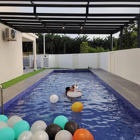 Desaru Homestay-Eva Villa Pool Homestay By Yolo Resort Bandar Penawar Luaran gambar